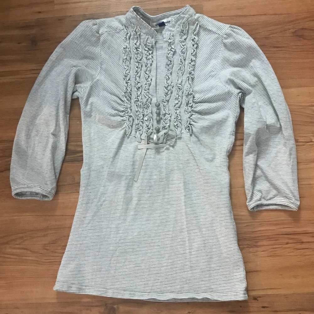 Ruffle lapel 3/4 sleeve top with buttons